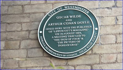 Plaque commémorative de la rencontre entre Oscar Wilde et Conan Doyle